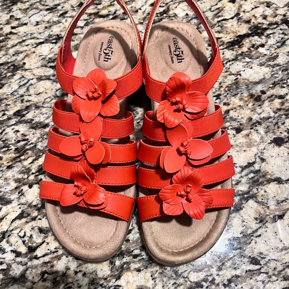 🌺 East 5th Coral/Red Floral Memory Foam Comfort Sandals 🌺